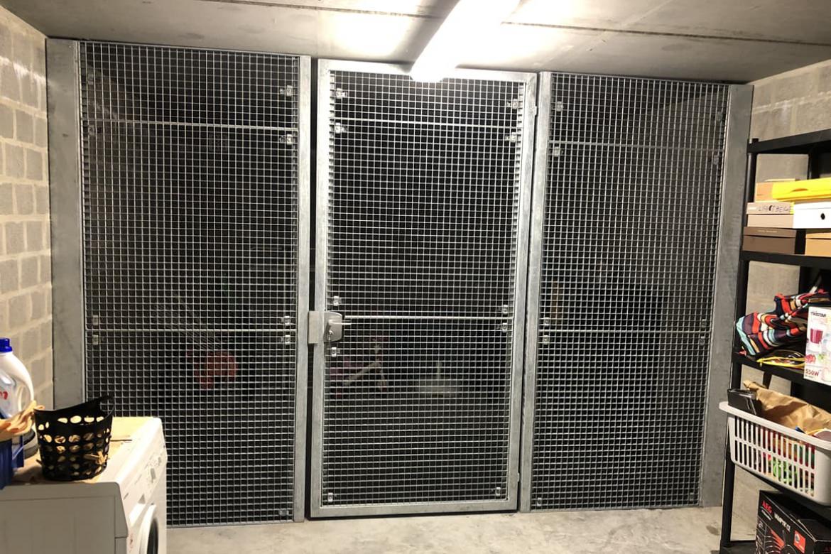 Gegalvaniseerde wand met deur