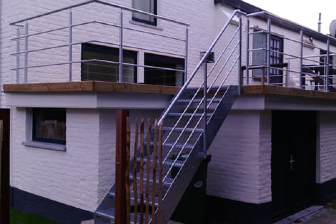Gegalvaniseerde balustrade met buitentrap