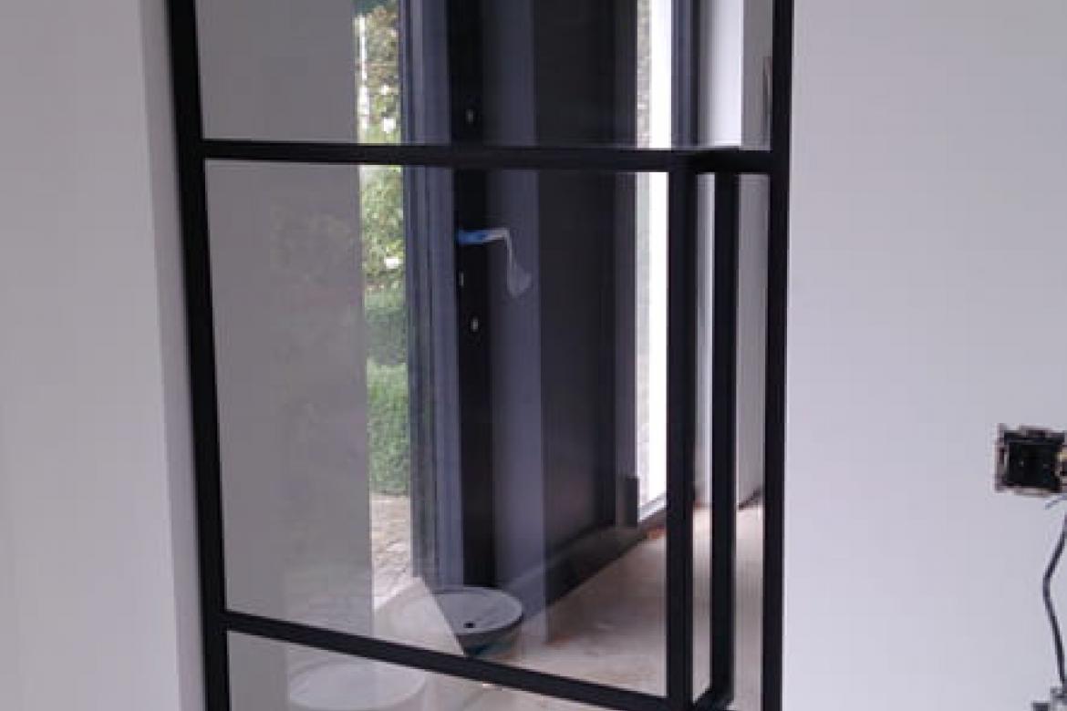 Glazen deur met metalen frame