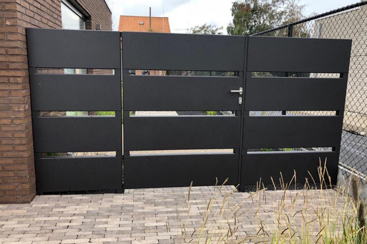 Zwart metalen tuinpoort